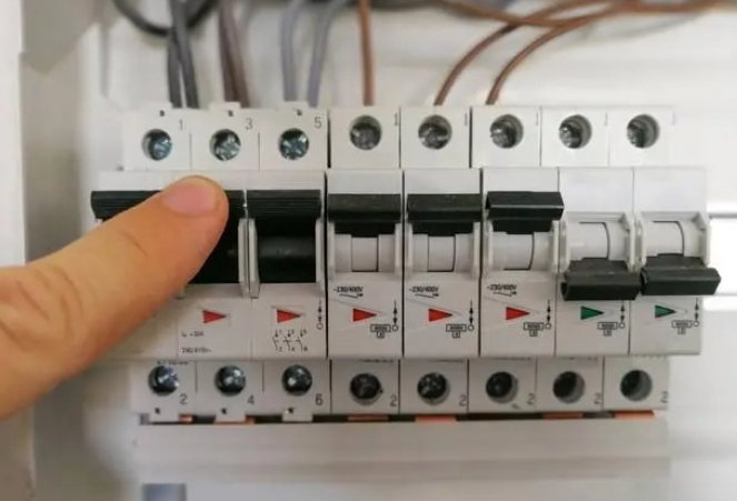 斷路器和開(kāi)關(guān)有什么區(qū)別？估計(jì)很多電氣佬還在傻傻分不清楚