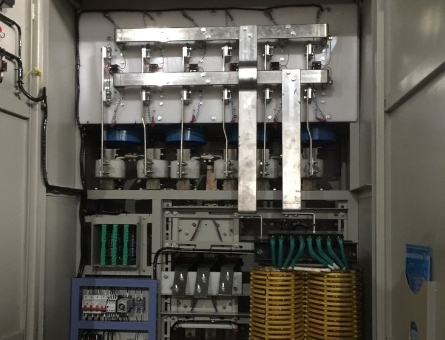 進(jìn)相器是一種用于改善三相異步電動(dòng)機(jī)功率因數(shù)的電力電子設(shè)備